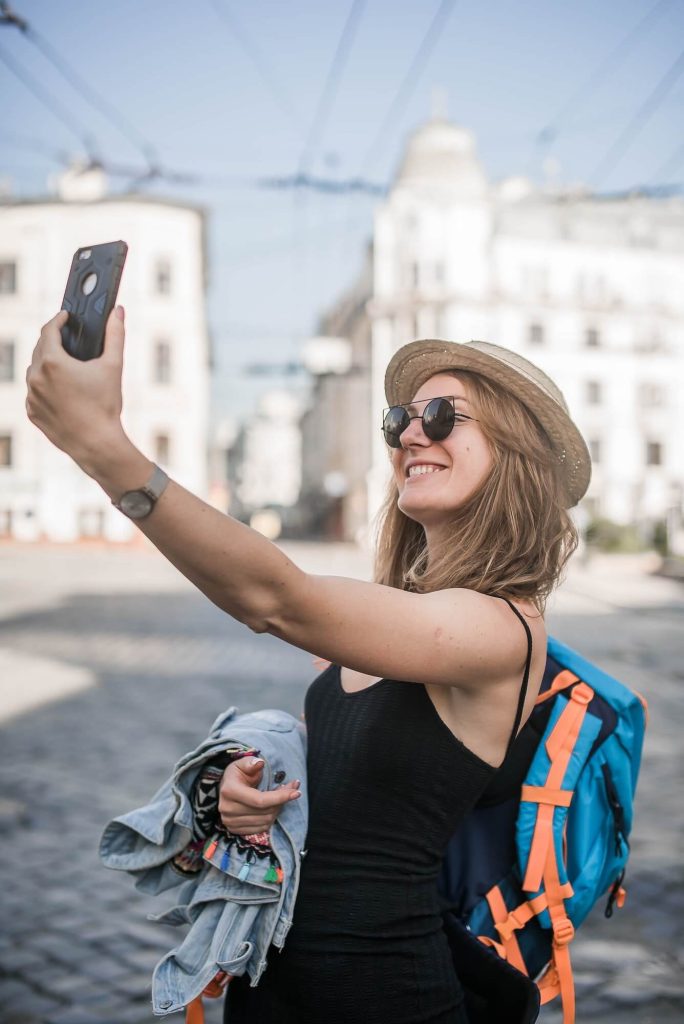 traveler-make-a-selfie